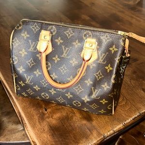 Authentic VERY gently used Louis Vuitton Speedy size 25 Mono aged perfectly